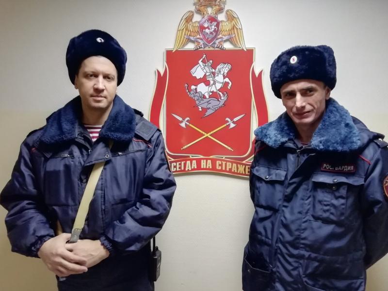 В новогоднюю ночь сотрудники вневедомственной охраны Росгвардии в Нефтеюганске спасли из задымленной квартиры пожилых граждан