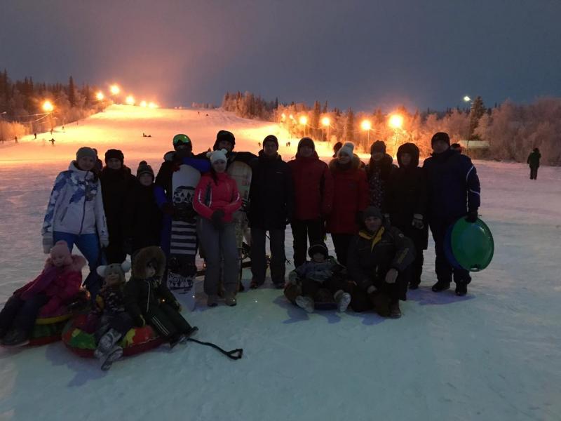 На Ямале сотрудники Росгвардии в выходной день провели лыжную прогулку со своими семьями