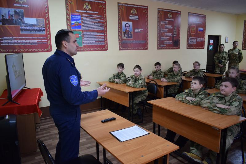 В Иркутске военнослужащие авиационной эскадрильи Росгвардии и сотрудники ОМОН (на транспорте) приняли в гостях учеников подшефного профильного класса