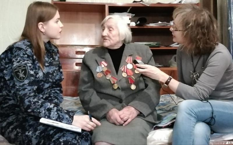 Представители Росгвардии и СМИ навестили в Кургане 105-летнюю участницу Советско-финской и Великой Отечественной войн