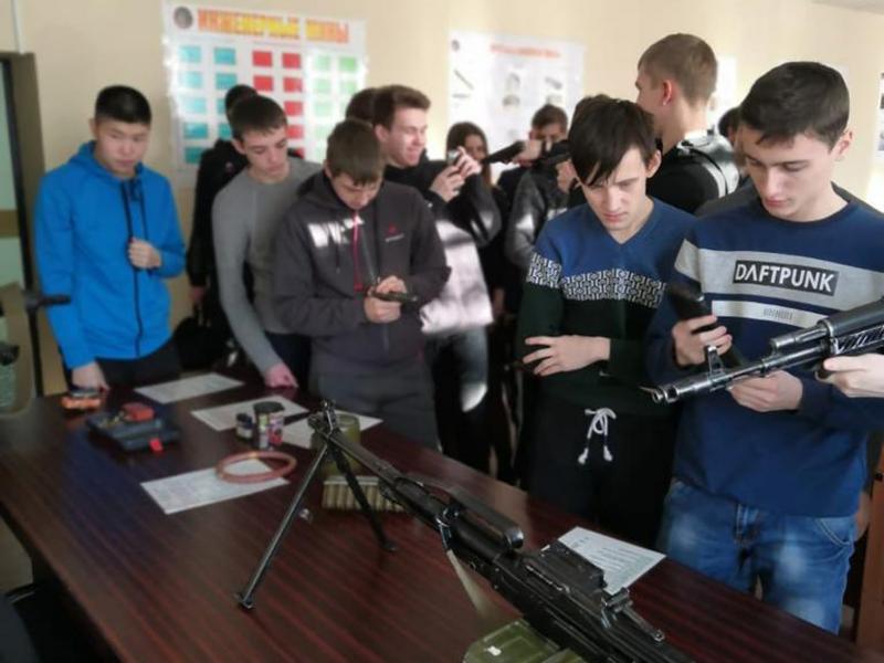 В преддверии празднования Дня защитника Отечества сотрудники ОМОН Управления Росгвардии по Иркутской области провели экскурсию по территории отряда для студентов
