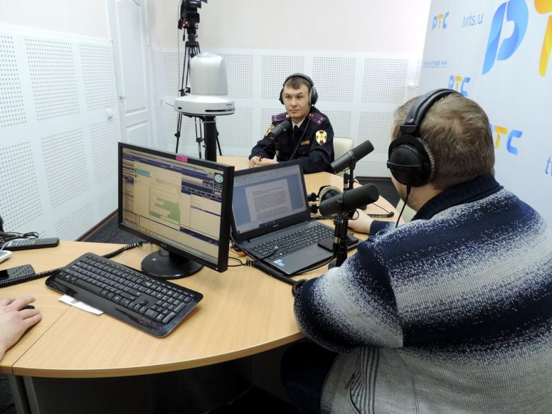 Офицер Росгвардии по Хакасии ответил на вопросы журналистов и радиослушателей о лицензионно-разрешительной работе