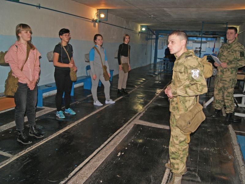 Военнослужащие Росгвардии провели для абаканских школьников мастер-класс по основам боевой экипировки