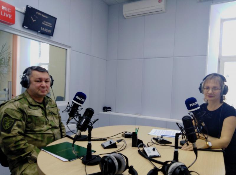 В прямом эфире на «Радио России — Курган» офицер Росгвардии рассказал о патриотических акциях ведомства