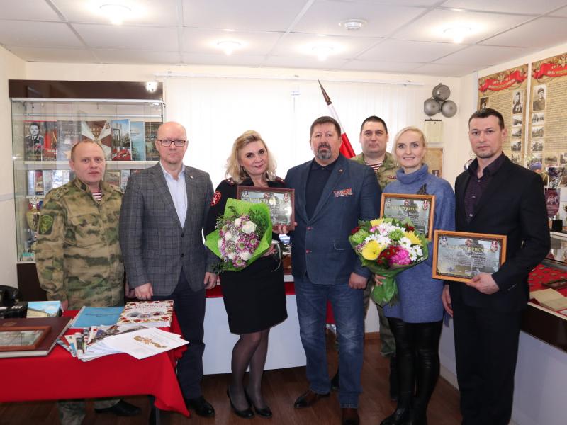 Представители спецназа «Витязь» вручили благодарности томским росгвардейцам за проводимую патриотическую работу