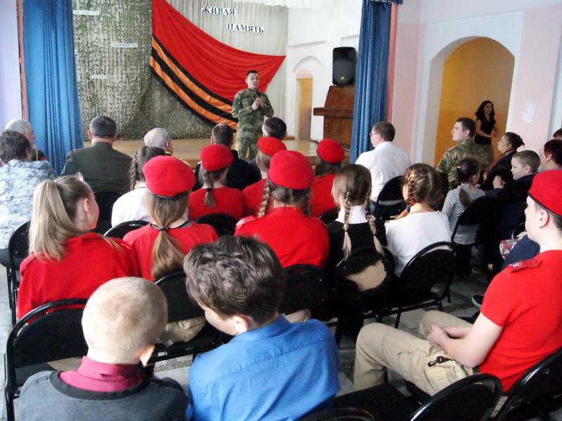 Военнослужащие Росгвардии по Хакасии приняли участие в уроке мужества для сельских школьников