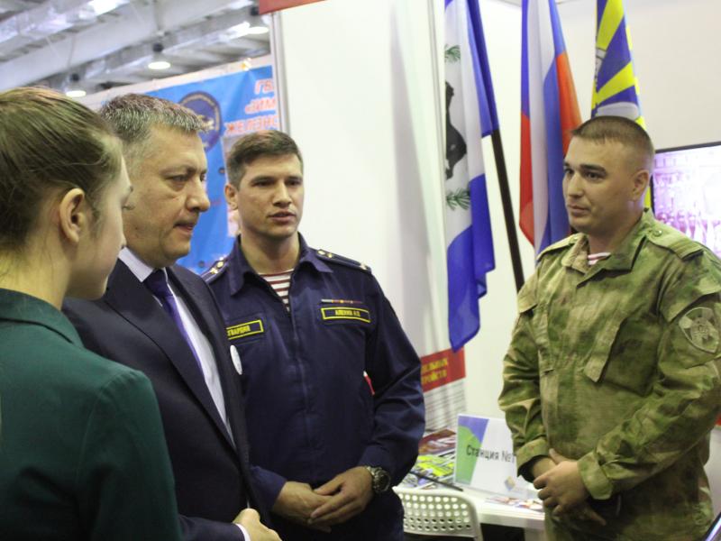 Военнослужащие авиационной эскадрильи Росгвардии впервые представили свою экспозицию на выставке «Молодые профессионалы» в Сибэскпоцентре в Иркутске