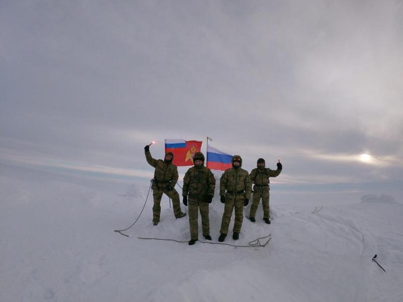В преддверии 23 февраля военнослужащие Росгвардии совершили восхождение на одну из вершин Чукотки