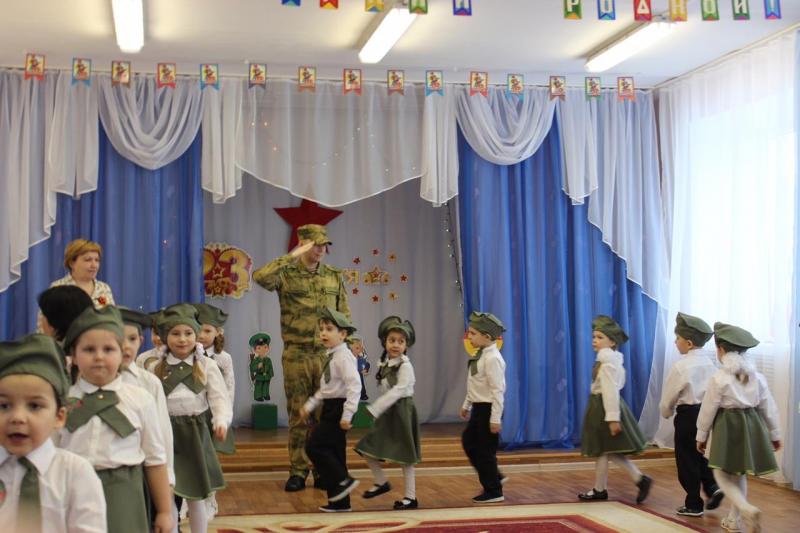 В НАО к 75-летию Победы в Великой Отечественной войне росгвардейцы обучают детей строевым приёмам