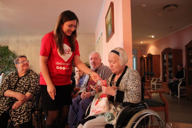 В Краснодаре волонтеры "ДаДобро", сотрудники компаний-партнеров и неравнодушные граждане собирают подарки к 23 февраля и 8 марта для пожилых людей