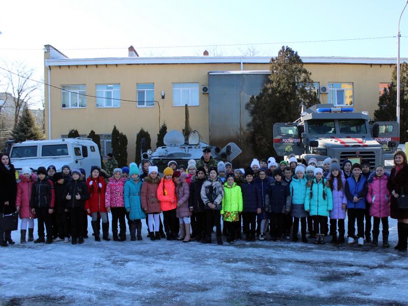 На базе ставропольского ОМОН состоялось патриотическое мероприятие для школьников