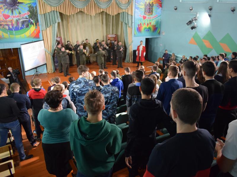 Сотрудники и военнослужащие Росгвардии провели патриотическую акцию «С чего начинается Родина» в г.Черемхово Иркутской области