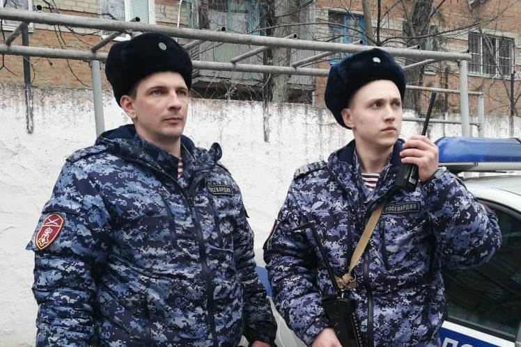 В Ростове-на-Дону росгвардейцы пресекли проникновение в квартиру и задержали нарушителя общественного порядка