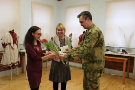 Сотрудники и военнослужащие Росгвардии поздравили женщин с наступающим праздником 8 Марта
