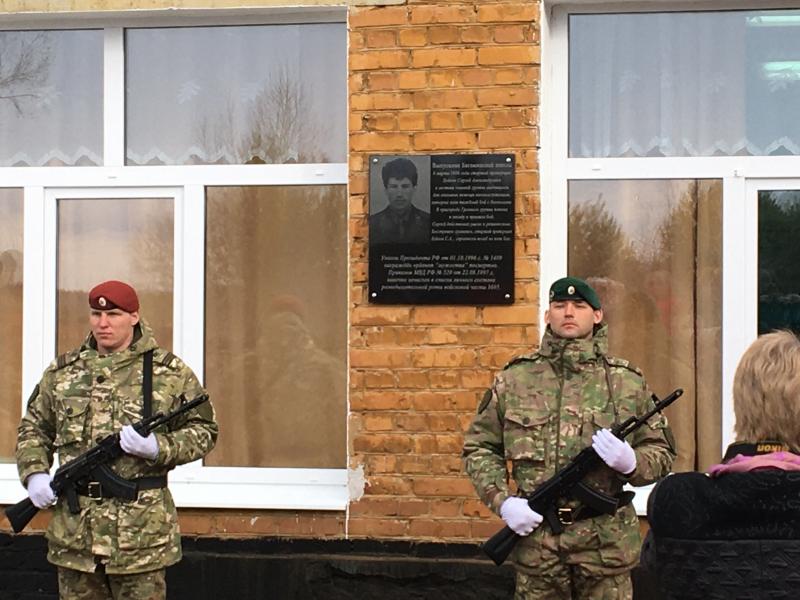 В селе Батама Иркутской области офицеры полка оперативного назначения Росгвардии открыли памятную доску погибшему товарищу