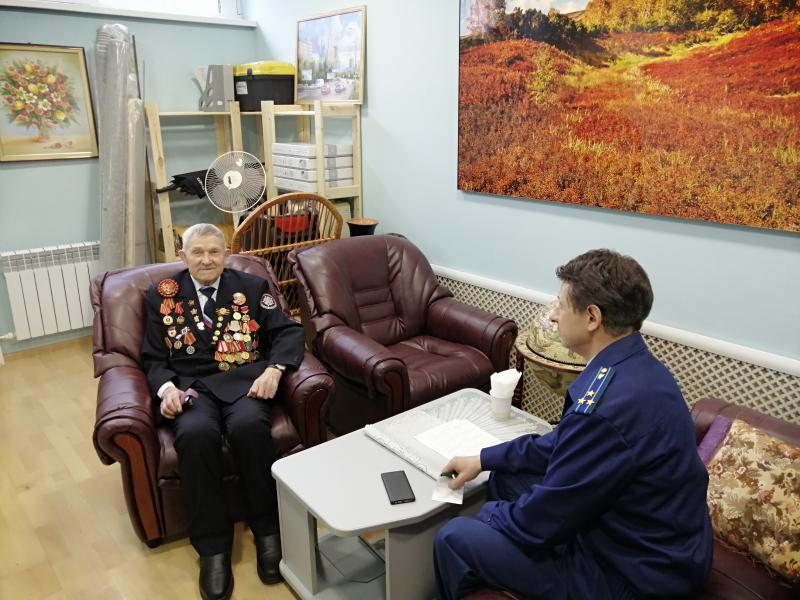 Прокурор Реутова провел личный прием в преддверии 75-летнего юбилея Победы