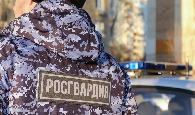 В Саранске сотрудники вневедомственной охраны задержали скандалившего в отделении банка мужчину