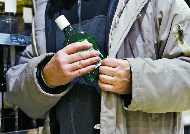 В Саранске росгвардейцами задержан мужчина, в течение получаса трижды похитивший алкоголь