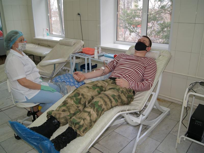 В Хакасии росгвардейцы сдали кровь в рамках донорской акции «От сердца к сердцу»