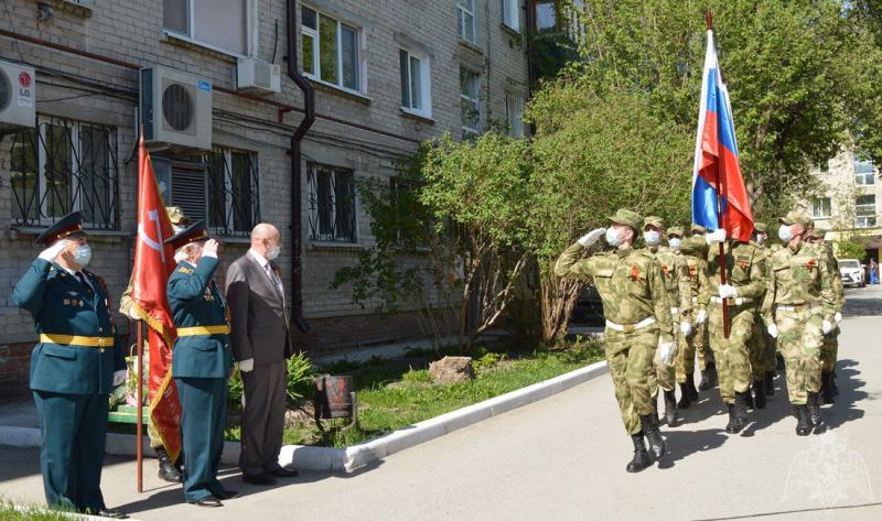 Парад у дома ветеранов провели в Тюменской области представители Росгвардии