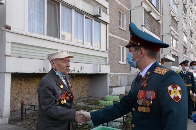 В Екатеринбурге Росгвардия поздравила участника Великой Отечественной войны и ветерана службы с Днем Победы