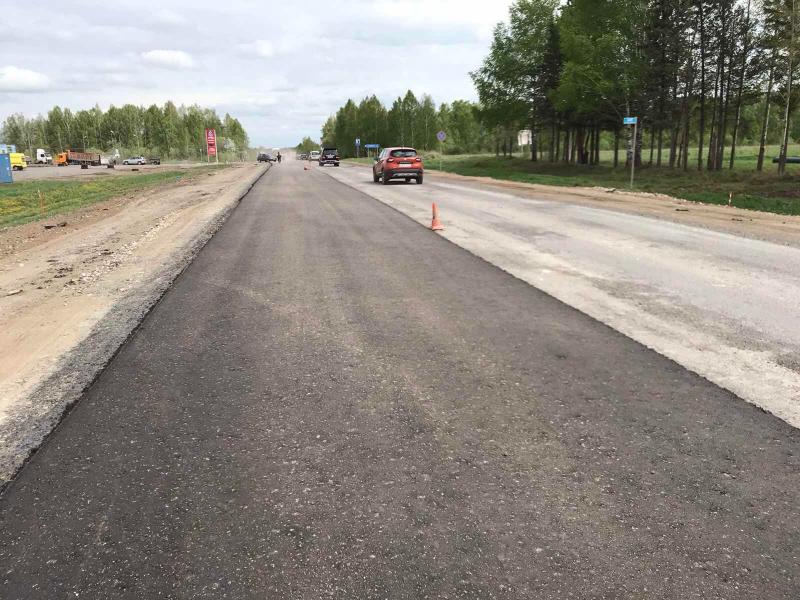 Сегодня начались работы по укладке асфальтобетона на участке трассы М-7 в Нытвенском районе Пермского края