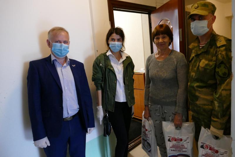 Томские росгвардейцы и волонтеры доставили продуктовые набор матери погибшего бойца ОМОН