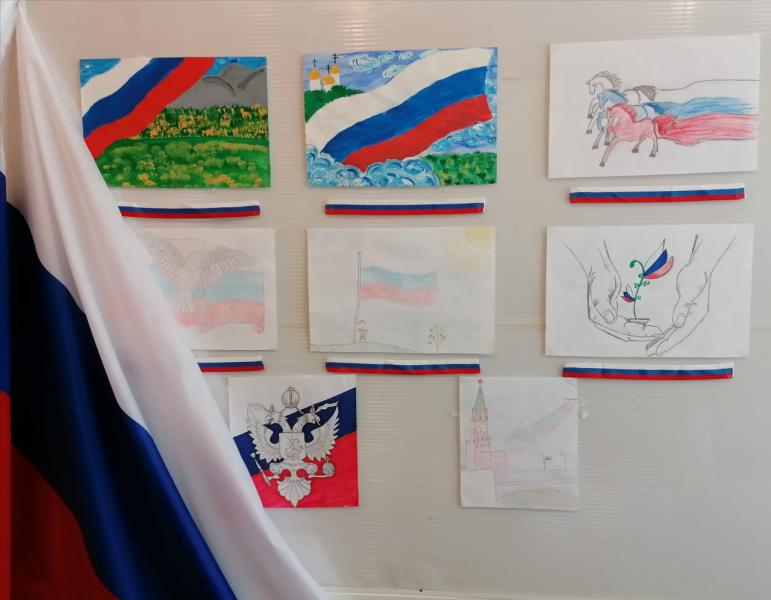 Ко Дню России в подразделениях вневедомственной охраны Мурманской области юные художники приняли участие в оформлении тематической выставки