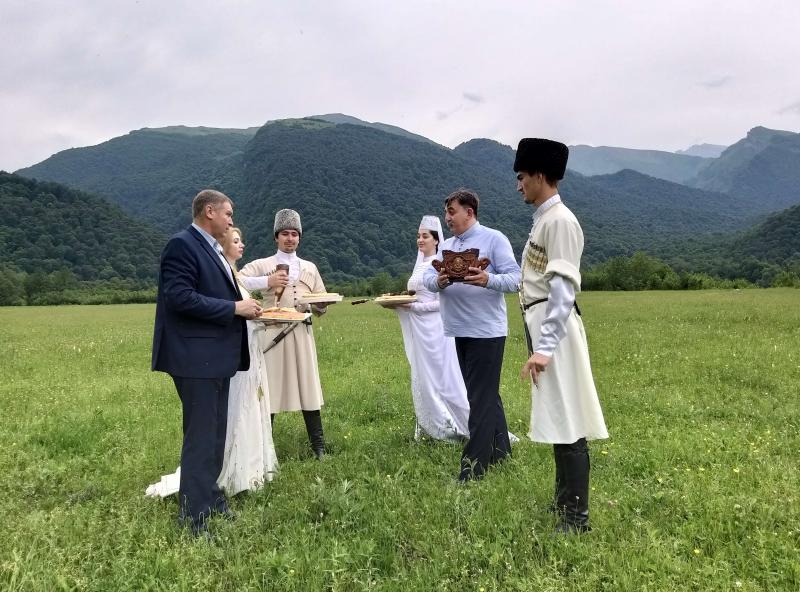 В День России активисты ОНФ в Кабардино-Балкарии обменялись традиционными пирогами с осетинскими общественниками