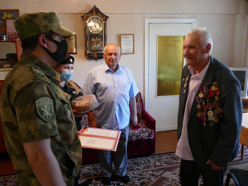 В Иркутске офицеры Росгвардии поздравили ветерана Великой Отечественной войны Михаила Яковлевича Шляхтича с 97-летием