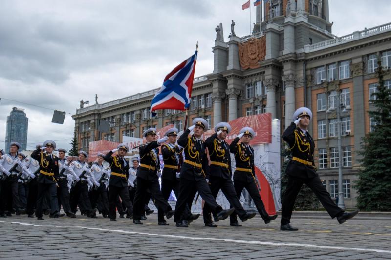 Военнослужащие Росгвардии прошли торжественным маршем на параде Победы в Екатеринбурге