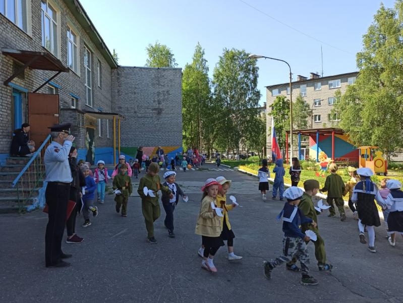 В Кандалакше сотрудники Росгвардии стали почетными гостями на детском параде Победы