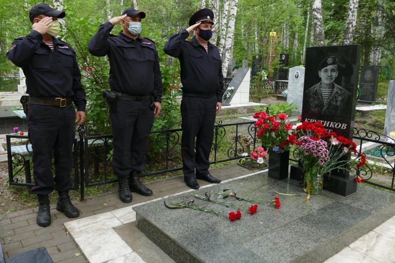 Томская Росгвардия поздравила ветеранов боевых действий с памятной датой и почтила память погибших товарищей