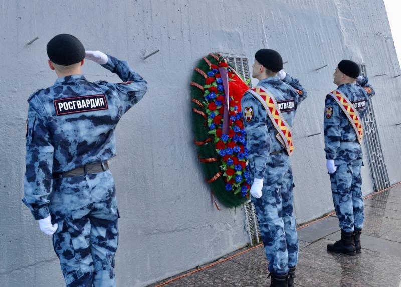 В Мурманске сотрудники Заполярной Росгвардии почтили память воинов, погибших в боях за Родину