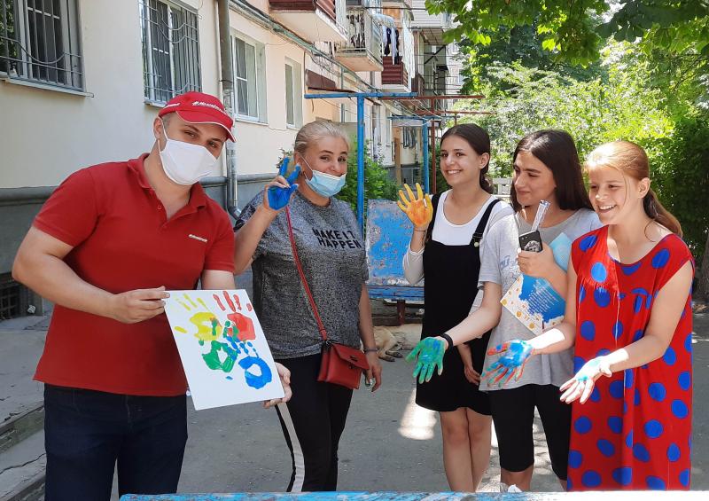 Участники акции #МыВместе в Кабардино-Балкарии поздравили десять многодетных родителей с Днем семьи и создали с ними фамильные гербы