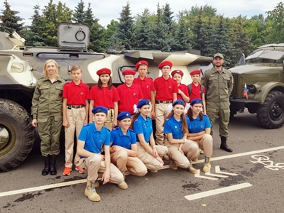 Ребята в красных беретах отправятся в путешествие по России на бронетехнике