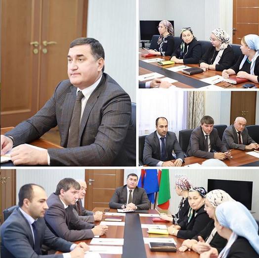 Управляющий Отделением ПФР по Чеченской̆ Республике М-Э.Ахмадов призвал качественно вести работу с населением