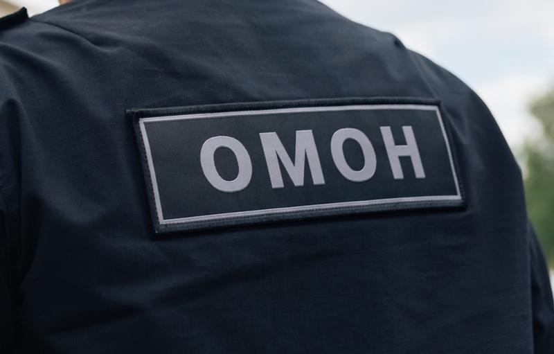 В Челябинской области бойцы ОМОН Росгвардии совместно с полицейским задержали подозреваемого в незаконном хранении наркотических средств