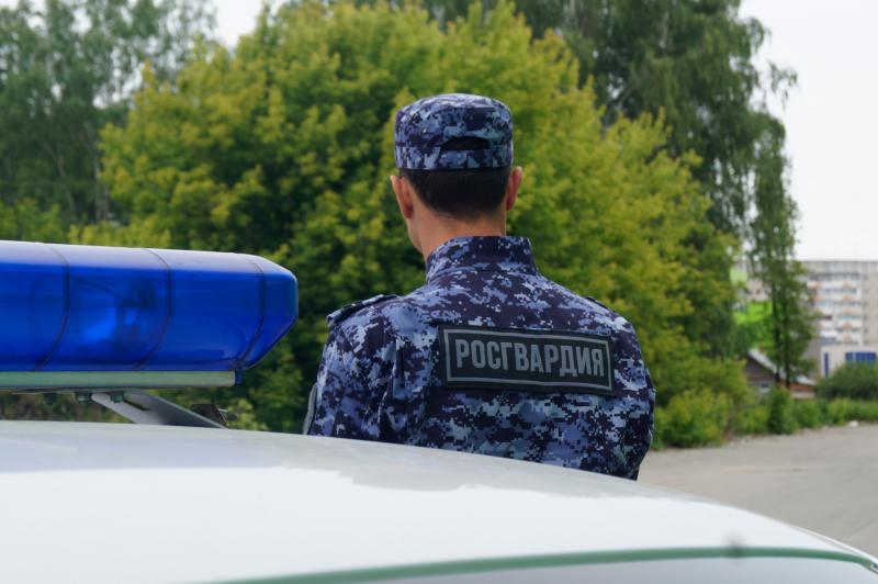 Сотрудники Росгвардии задержали мужчину, которого разыскивали кировские правоохранители