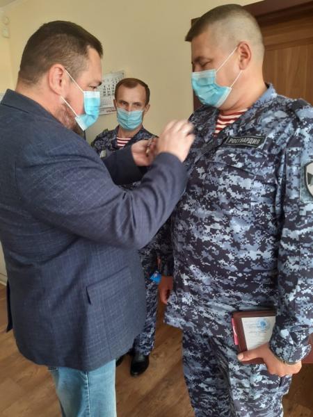В Челябинске сотрудникам Росгвардии, ранее проходившим службу в Воздушно-десантных войсках, вручили юбилейные медали «90 лет ВДВ»
