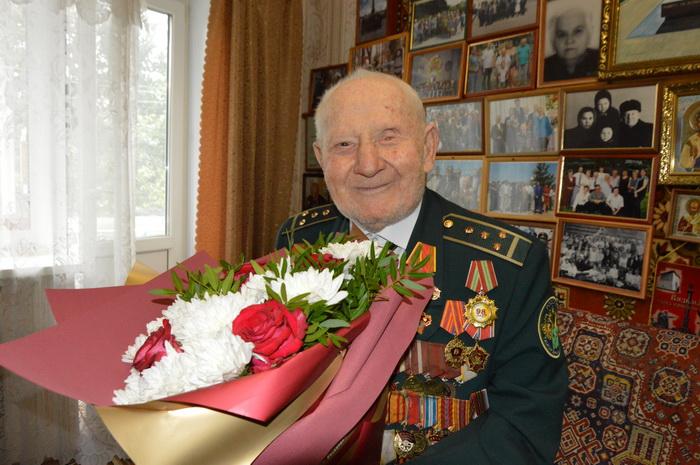 Смоленские таможенники поздравили ветерана Великой Отечественной войны Ивана Васильевича Соколова с 99-летием