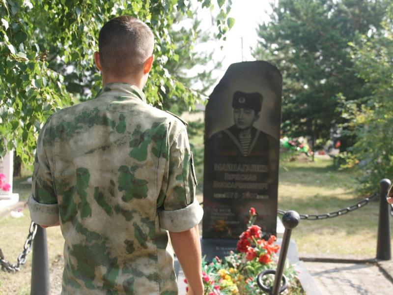 В Хакасии военнослужащие Росгвардии почтили память погибшего моряка