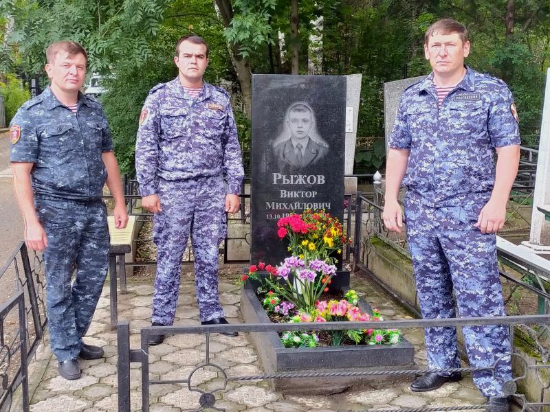 На Ставрополье сотрудники вневедомственной охраны Росгвардии почтили память погибшего товарища