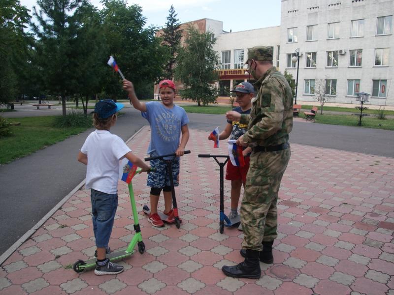 Военнослужащие Росгвардии поздравили жителей Хакасии с Днем государственного флага России