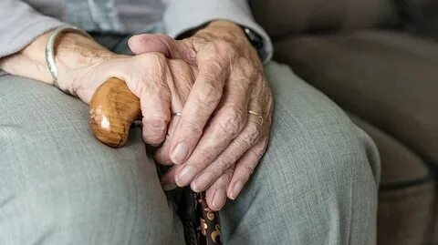 При достижении пенсионером 80-летнего возраста пенсия автоматически увеличивается