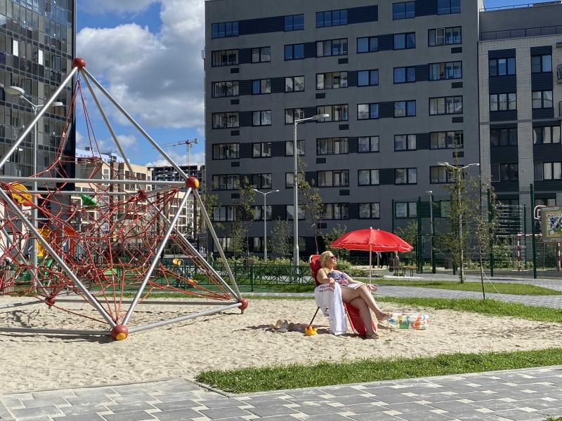 Жительница Первоуральска превратила детскую площадку в морское побережье