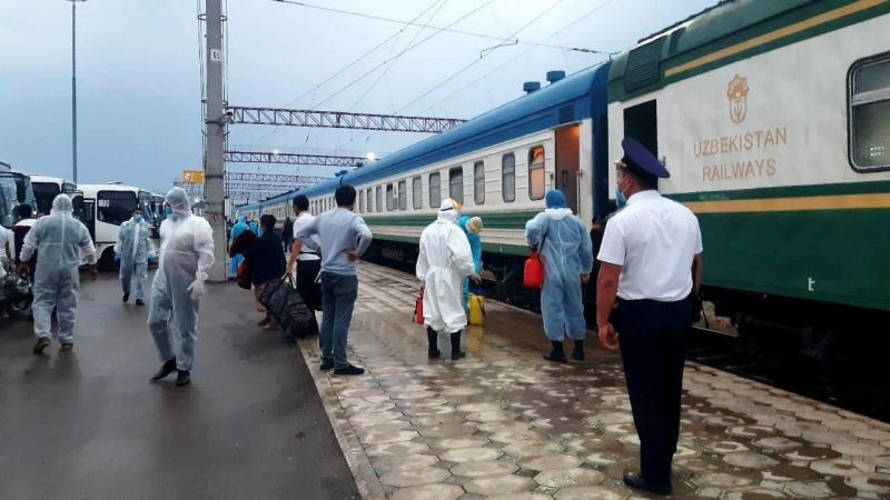 Узбекистан вывозит мигрантов из России экстренными поездами