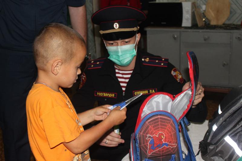 Сотрудники и военнослужащие иркутской Росгвардии приняли участие в межведомственной благотворительной акции 
«Собери ребенка в школу»