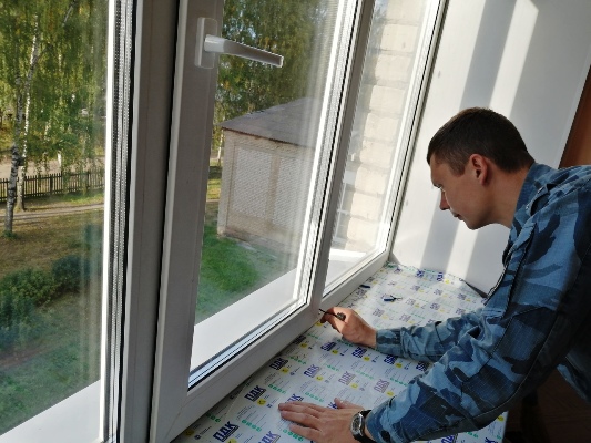 Сразу в двух школах Костромской области установили окна, сделанные в ЦТАО островской колонии