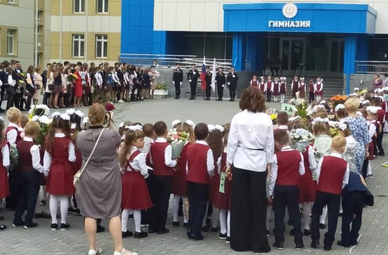 В Тюмени росгвардейцы поздравили подшефные школы с Днем знаний